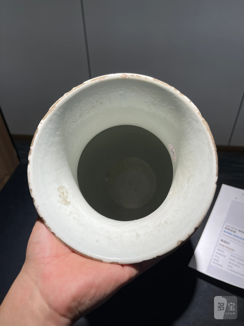清乾隆 青花釉里红狮子绣球纹观音瓶 - 图12
